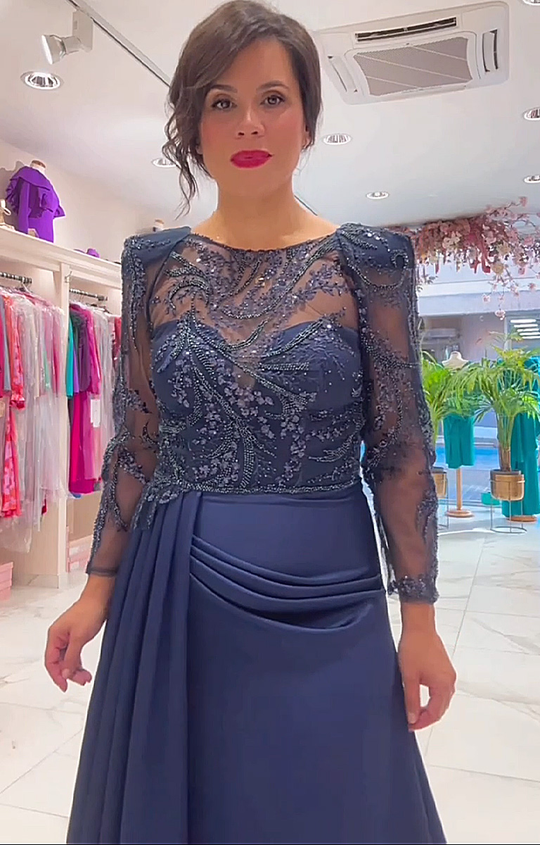 Vestido largo con cuerpo de encaje y pedrería