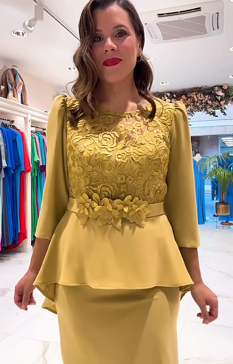 Vestido corto con cuerpo bordado y peplum floral