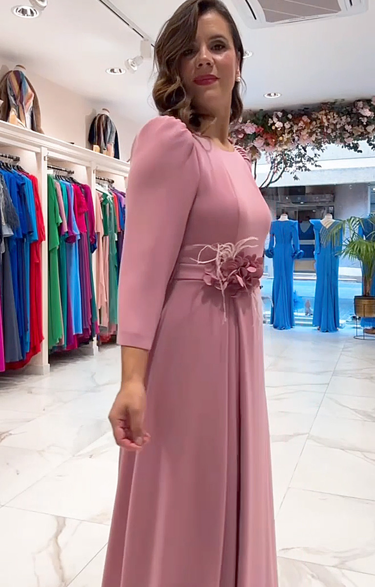 Vestido largo con sobrefalda y flores en cintura
