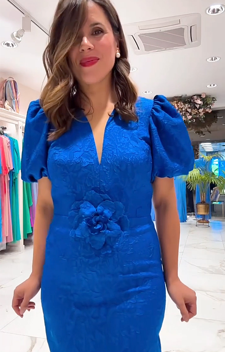 Vestido midi con mangas abullonadas y flores en cintura