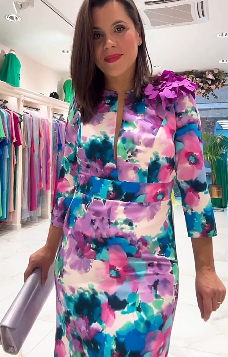 Vestido midi floral con detalle de flores en el hombro