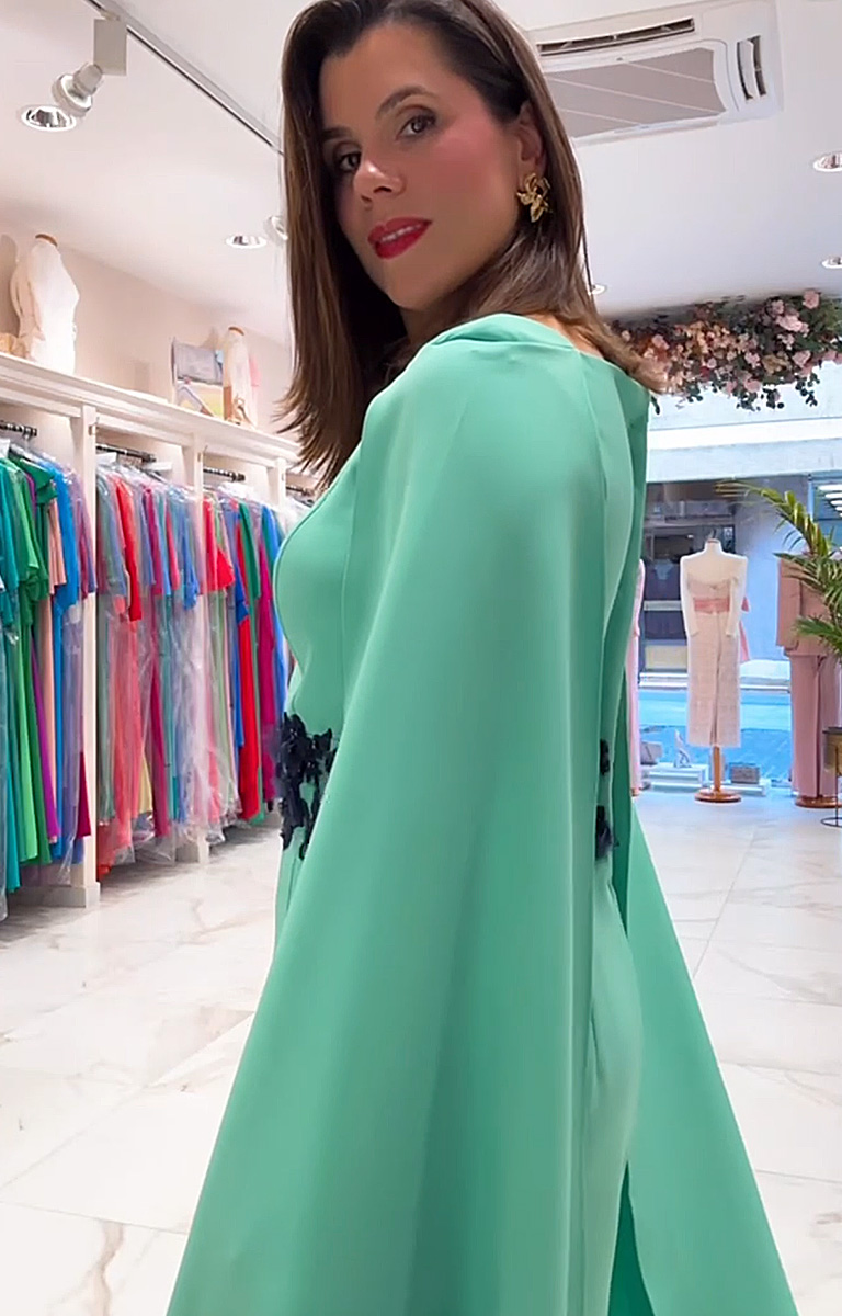 Vestido midi con mangas capa y encaje en cintura