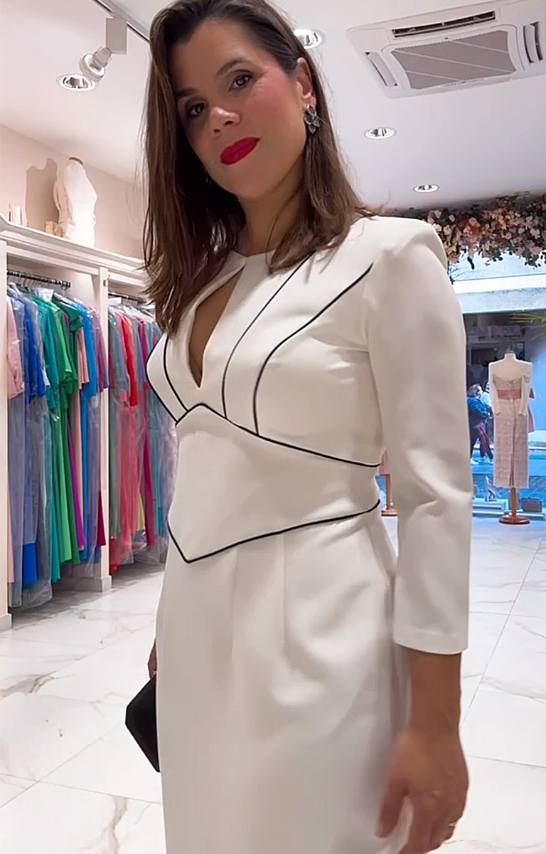 Vestido midi blanco con ribetes negros y escote lágrima