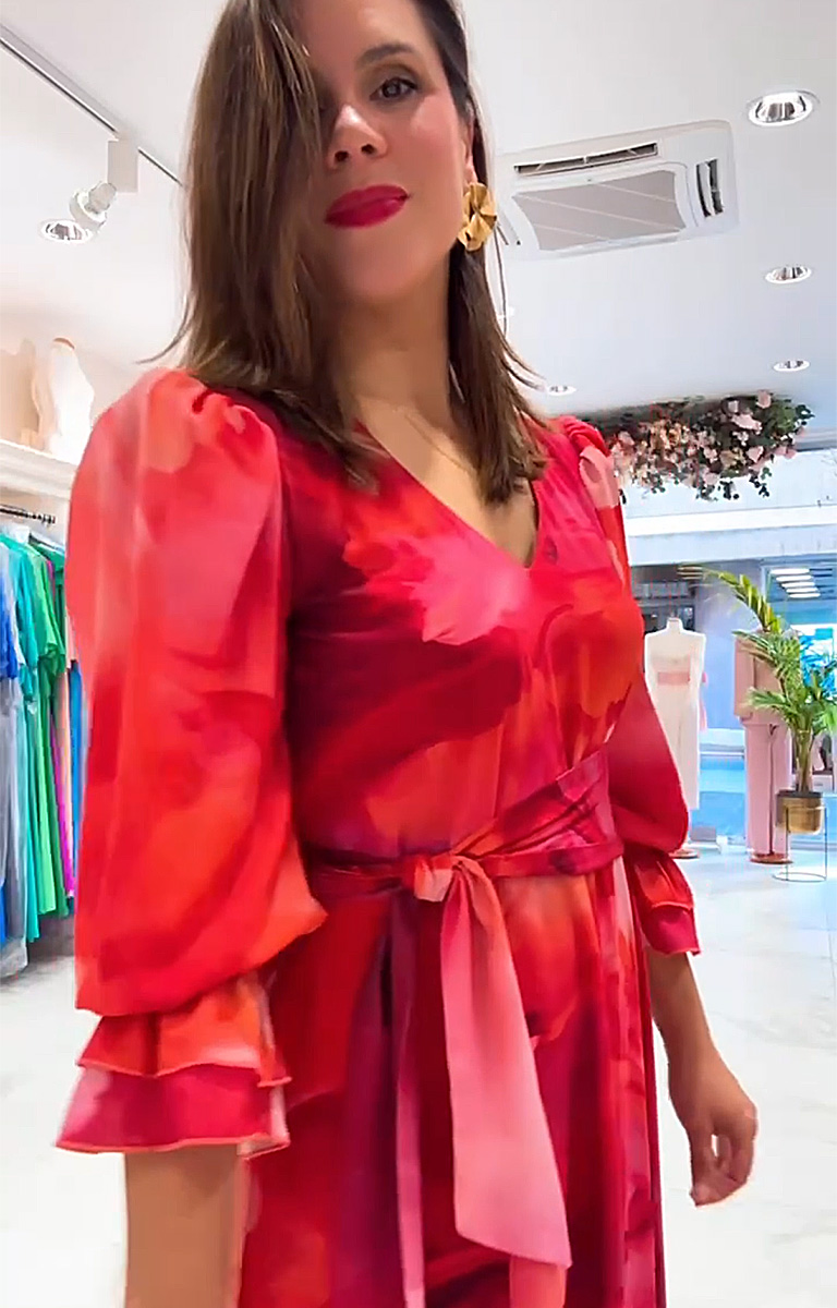 Vestido midi floral rojo con cinturón y mangas abullonadas